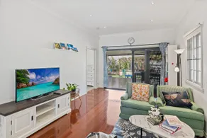 5BR Queenslander| Cinema | Parkside Home - Image 2