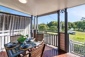 5BR Queenslander| Cinema | Parkside Home - Image 4
