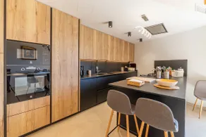 Gård med renoverade hus, pool, parkering och stor trädgård med utsikt över bergen - Image 3