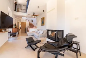 Gård med renoverade hus, pool, parkering och stor trädgård med utsikt över bergen - Image 5
