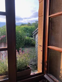 Charming house & garden in a medieval town - Image 2