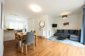Home w/Free Parking, Garden, Near Station & River - Image 2