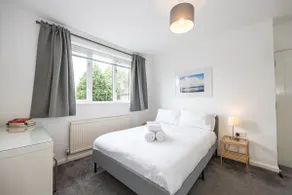 Home w/Free Parking, Garden, Near Station & River - Image 3