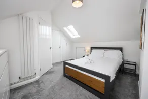 Home w/Free Parking, Garden, Near Station & River - Image 4