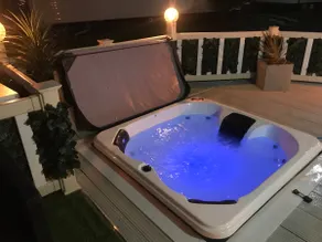 Hot Tub Safari Lodge - Image 2