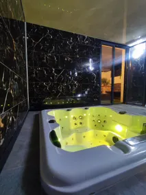 R_luxury: private hot tub and indoor pool - Image 3