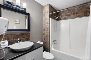 Parksville Condo - Image 5