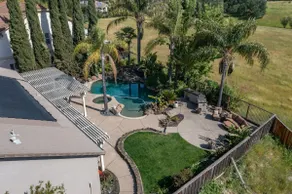 Tropical Paradise Luxury pool/spa backyard 5 beds - Image 4