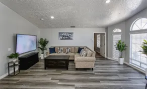 4bdrms, 3 bths. Remodeled luxurious Detached Home! - Image 3