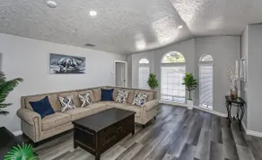 4bdrms, 3 bths. Remodeled luxurious Detached Home! - Image 4