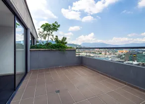 Luxury Apt with Panoramic Views - Image 4