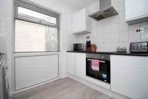 3 Bed Flat • Cardiff Bay • Free Parking • Balcony - Image 5