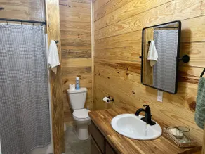 Cabin on lake. - Image 4