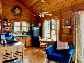 Broadwing Farm Cedar Cabin-Hot Tub med frisk, varmt mineralvand - 85 Acre Farm - Image 3