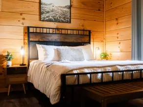 ”Chantilly Ridge” - A Quiet Mtn Getaway w/ Hot Tub - Image 3