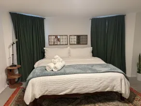 Large 3BR /2BA Duplex• King • Parking - Image 4