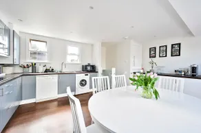 New Chic 3-Bed Flat in Clapham - Image 3