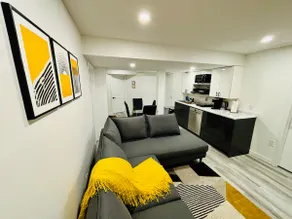 Clean Luxury 2BR Suite| Free Parking | Near Malls - Image 5