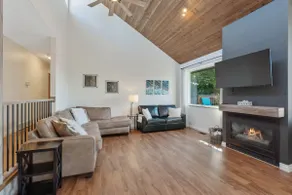 Huge Home, Pool Table, Hot Tub - Image 3