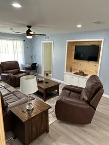 Elegant Spacious 3 Bedroom Home fenced back yard and Garage - Image 5
