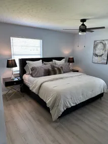 Elegant Spacious 3 Bedroom Home fenced back yard and Garage - Image 4