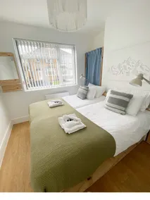 Stunning Stay Fast Wi Fi Garden Walk to Town - Image 2