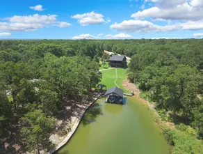 Lakefront 2-story home - Image 2