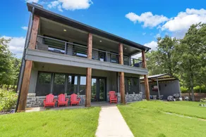 Lakefront 2-story home - Image 4