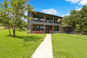 Lakefront 2-story home - Image 5