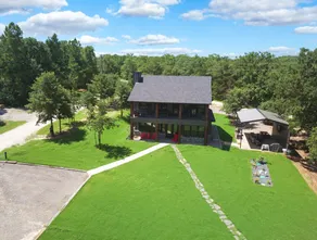 Lakefront 2-story home - Image 3