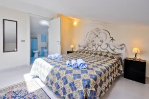 Stylish & Spacious Townhouse - Walk to Beach & Town - Image 2