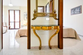 Stylish & Spacious Townhouse - Walk to Beach & Town - Image 5