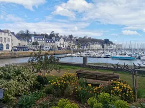 2-bedroom ground floor 50 m from the port and customs trail. - Image 3