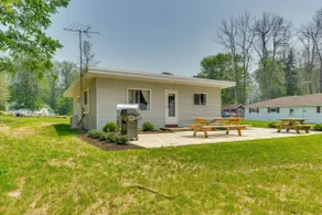 Beachfront Lake Cottage- Kayaks/Firepit/Stargazing - Image 4
