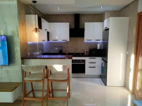 Luxury Apt, 4min walk to beach, secure parking - Image 3
