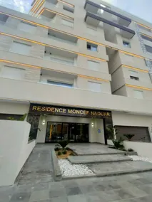 Luxury Apt, 4min walk to beach, secure parking - Image 2