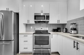 Modern & Spacious Guest Suite - Image 3