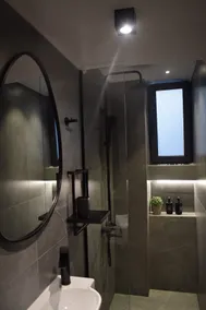 SMALL SUITE IN THE CENTER - Image 4