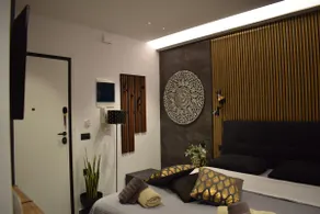 SMALL SUITE IN THE CENTER - Image 2