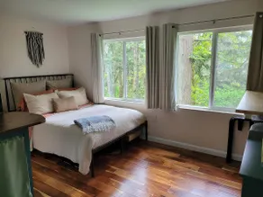 Hillside Cabin Retreat- 3.5 miles to Hayward Field - Image 2