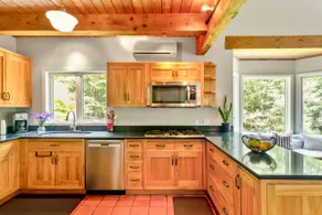Charming Quiet Family Friendly Home Close To Town - Image 5
