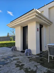 Contemporary home - Image 3