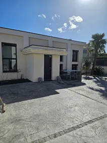 Contemporary home - Image 2