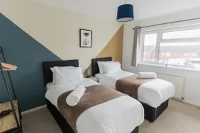 Great for Contractors & Families & Free Parking! Stafford - Image 4