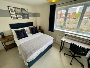 3-Bedroom Luxury Stay With FREE Parking - Image 4