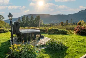 Lac Saint-Louis Chalet: Dock, Hot Tub & Trails - Image 2