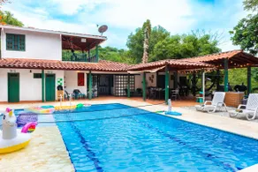 Beautiful relaxing estate with a pool - Image 2