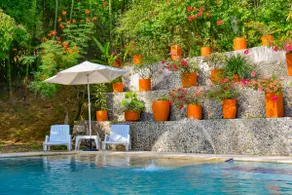 Beautiful relaxing estate with a pool - Image 3