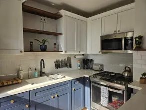 Luxe Suite, Ocean View Balcony + Free Parking - Image 2