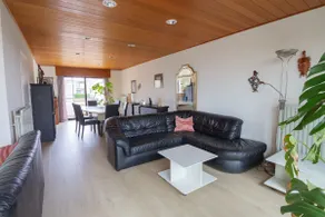Bright Family Home with Garden and Spacious Garage - Image 2